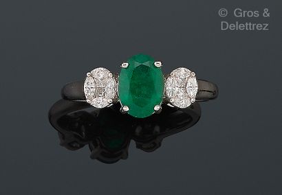 LIGNE VENDÔME
Bague en or gris 750 millièmes...