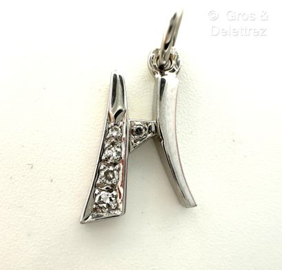 Pendentif « H » en or gris 750 millièmes...