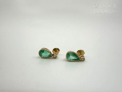 Paire de pendants d’oreilles en or jaune...