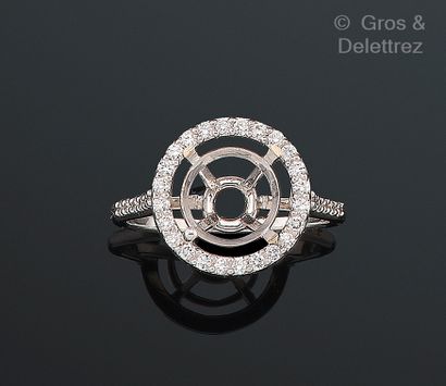 Travail français
Monture de bague en or gris...
