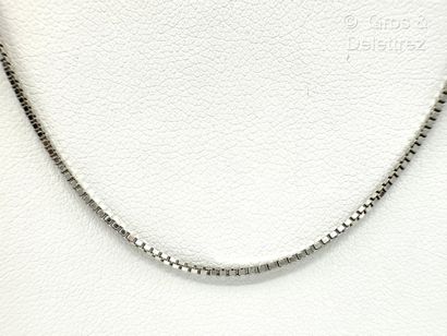 Pendentif « H » en or gris 750 millièmes...