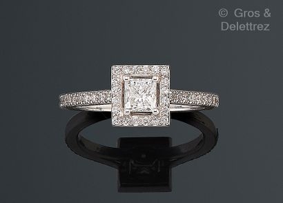 Travail français
Bague solitaire en or gris...