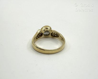Travail italien
Bague solitaire mouvementée...