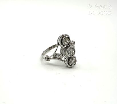 Bague marquise en or gris 585 millièmes sertie...