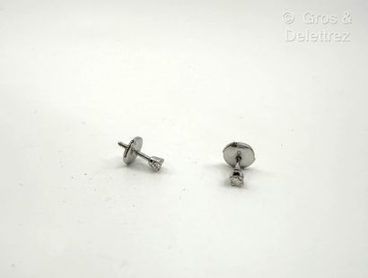 Paire de clous d’oreilles en or gris 750...