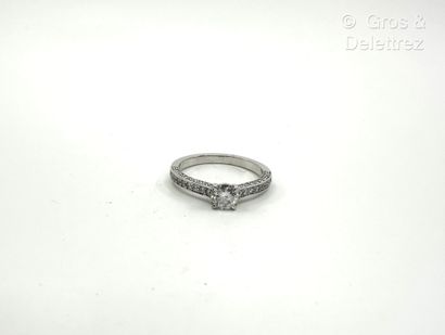 Travail français
Bague solitaire en or gris...