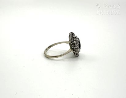 Bague pompadour en or gris 750 millièmes...