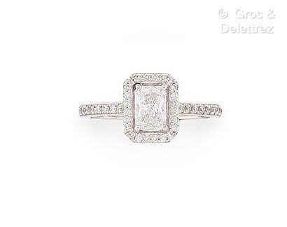 Travail français
Bague solitaire en or gris...