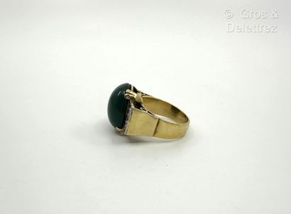 Travail dans le style des années 1940
Bague...