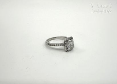 Travail français
Bague solitaire en or gris...