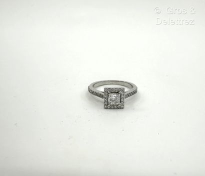 Travail français
Bague solitaire en or gris...
