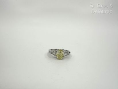 Travail français
Bague solitaire en or gris...