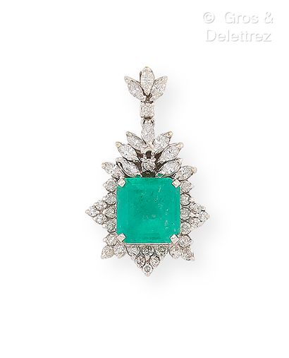 Pendentif feuillagé en or gris 750 millièmes...
