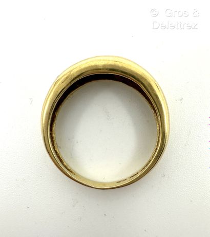 Bague jonc bombée en or jaune lisse 750 millièmes....