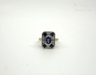Travail français
Bague à chaton rectangulaire...