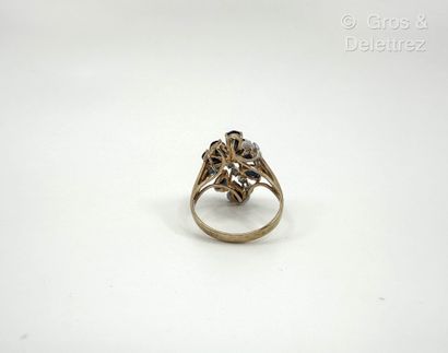 Bague en or jaune 585 millièmes à motif feuillagé...