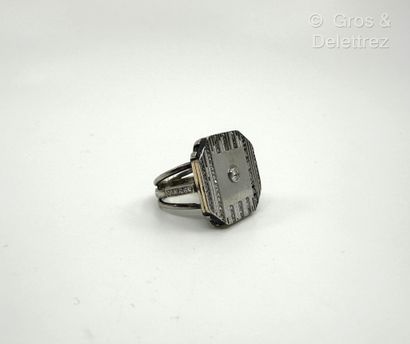 Élément octogonal monté en bague en or gris...