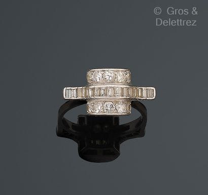Travail d’époque Art déco
Bague à rouleau...
