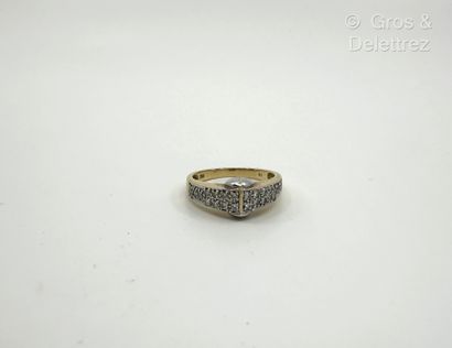 Bague ogivale en or jaune et or gris 750...