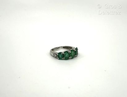 Travail français
Bague jarretière en or gris...