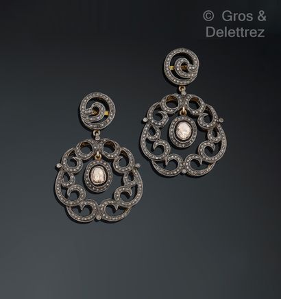 KIRAT YOUNG
Paire de pendants d’oreilles...