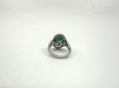 Travail français
Bague bandeau en or gris...