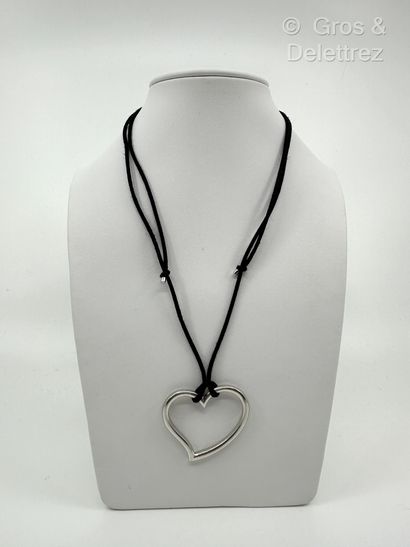 O.J. PERRIN
Pendentif « Cœur » en or gris...
