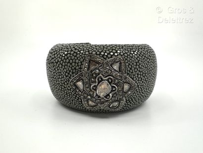 KIRAT YOUNG
Bracelet manchette gainé en galuchat...