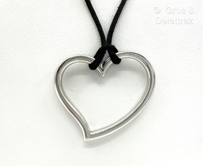 O.J. PERRIN
Pendentif « Cœur » en or gris...