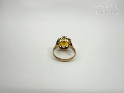 Bague en or jaune 750 millièmes et pierre...