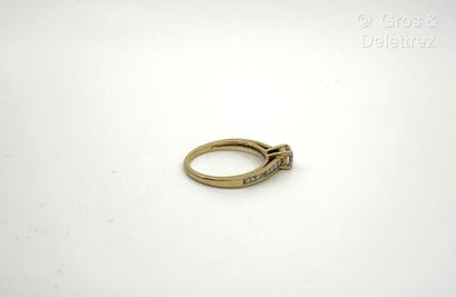 Bague solitaire en or jaune 750 millièmes...