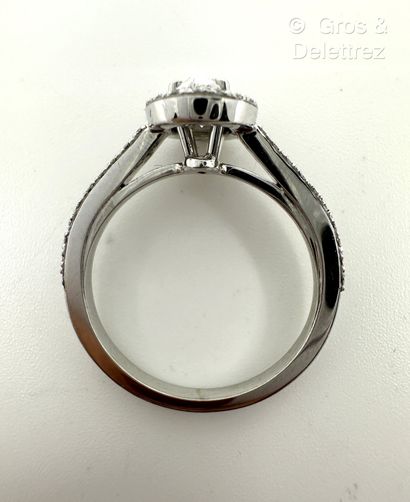 Travail français
Bague solitaire en or gris...