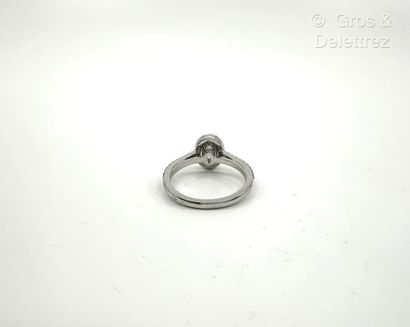 Travail français
Bague solitaire en or gris...