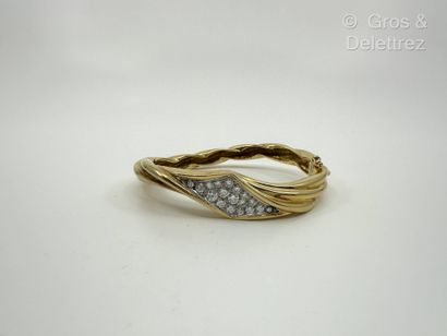 Bracelet jonc rigide ouvrant torsadé en or...