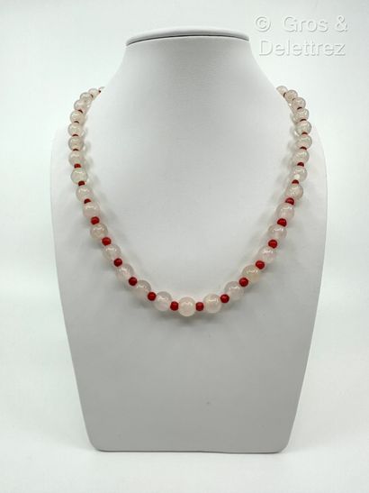 Collier composé d’un rang de boules de cristal...