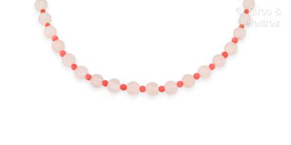 Collier composé d’un rang de boules de cristal...