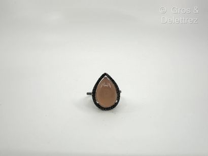 Travail italien
Bague à chaton piriforme...