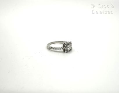 Travail français
Bague solitaire en or gris...