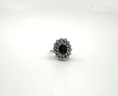 Bague pompadour en or gris 750 millièmes...