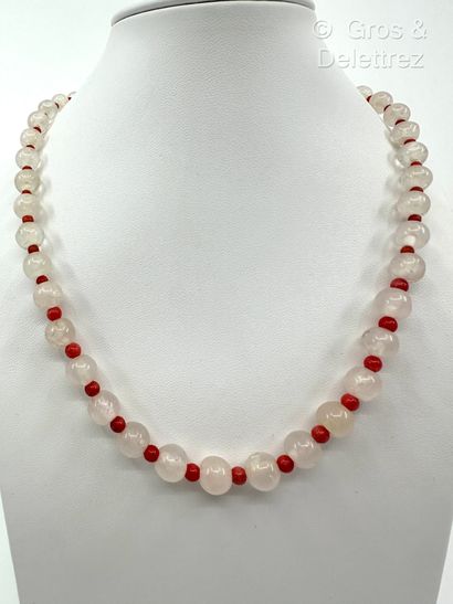 Collier composé d’un rang de boules de cristal...