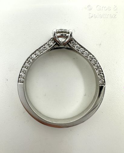 Travail français
Bague solitaire en or gris...