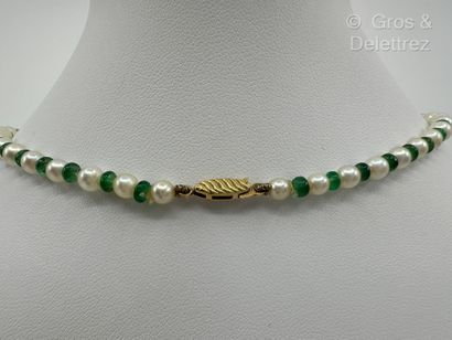 Collier ras-de-cou composé d’une alternance...