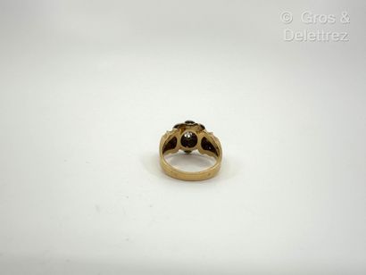 Travail français
Bague « Fleur » en or jaune...