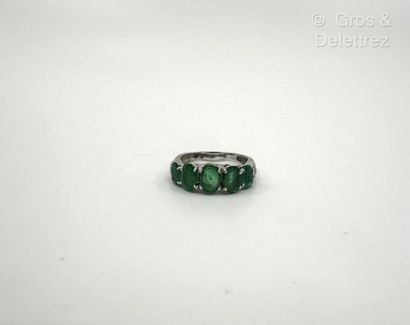 Travail français
Bague jarretière en or gris...