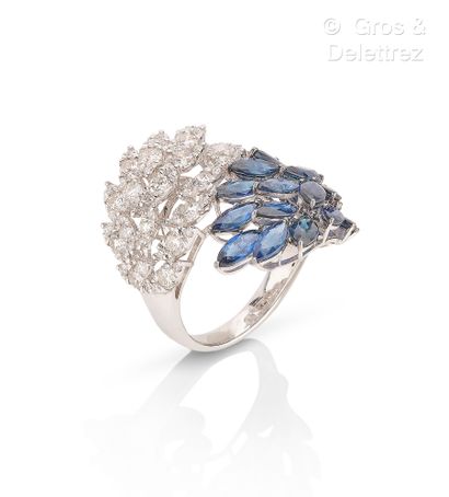 Bague « Plumes » croisée en or gris 750 millièmes,...