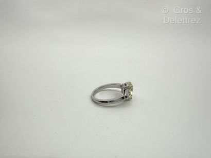 Travail français
Bague solitaire en or gris...