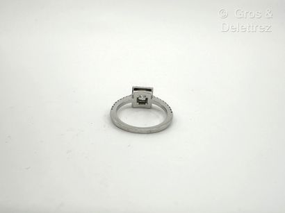 Travail français
Bague solitaire en or gris...