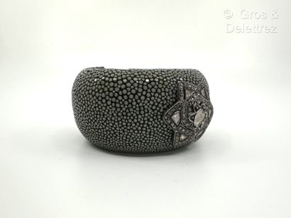 KIRAT YOUNG
Bracelet manchette gainé en galuchat...