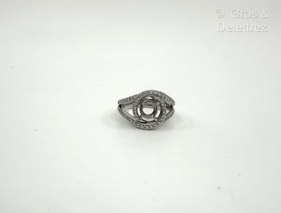 Travail français
Monture de bague en or gris...