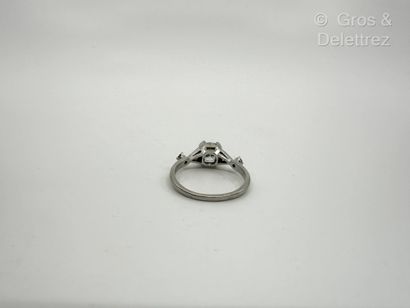 Bague solitaire en or gris 750 millièmes...
